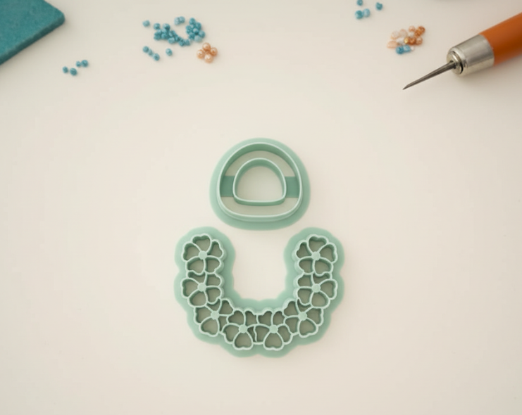 Emporte-pièces demi-lune fleur ajourée – lot de 2 cutters pâte polymère – bijoux DIY pampilles – 30 à 45 mm – EP-194 – fabriqué en France