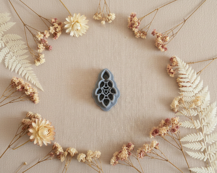 Emporte-pièce Arabesque Florale 30 mm – Motif ajouré bohème – Découpe bijoux pâte polymère – Fabriqué en France. EP-78