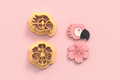 Emporte-pièces perroquet & hibiscus – lot de 2 cutters pâte polymère – bijoux DIY pampilles – thème tropical été – 30 à 60 mm – EP-260 – fabriqué en France
