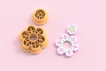 Emporte-pièces fleur ajourée & mini fleur – lot de 2 – bijoux pâte polymère – 30 à 50 mm – EP-221