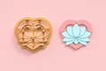 Emporte-pièce cœur lotus – cutter pâte polymère bijoux DIY pampilles – design floral zen et élégant – 25 à 45 mm – EP-265 – fabriqué en France