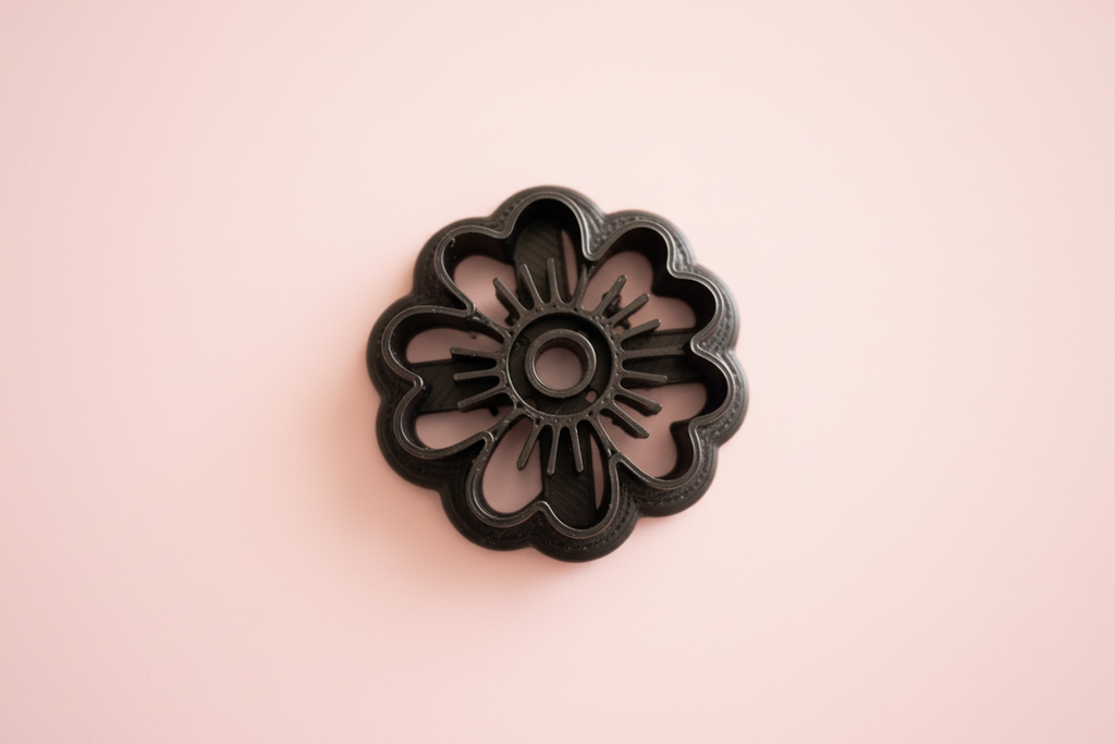 Emporte-pièce fleur Soleil ajourée 25 à 45 mm – Découpe pâte polymère FIMO – Outil bijoux DIY – Fabriqué en France. EP-46