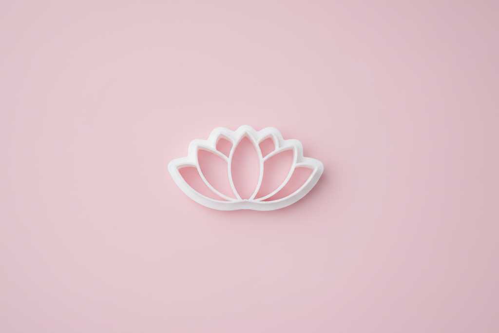 Emporte-pièce pour boucles d’oreilles – DIY bijoux – Demi-fleur graphique ajourée – Grand format. EP-41