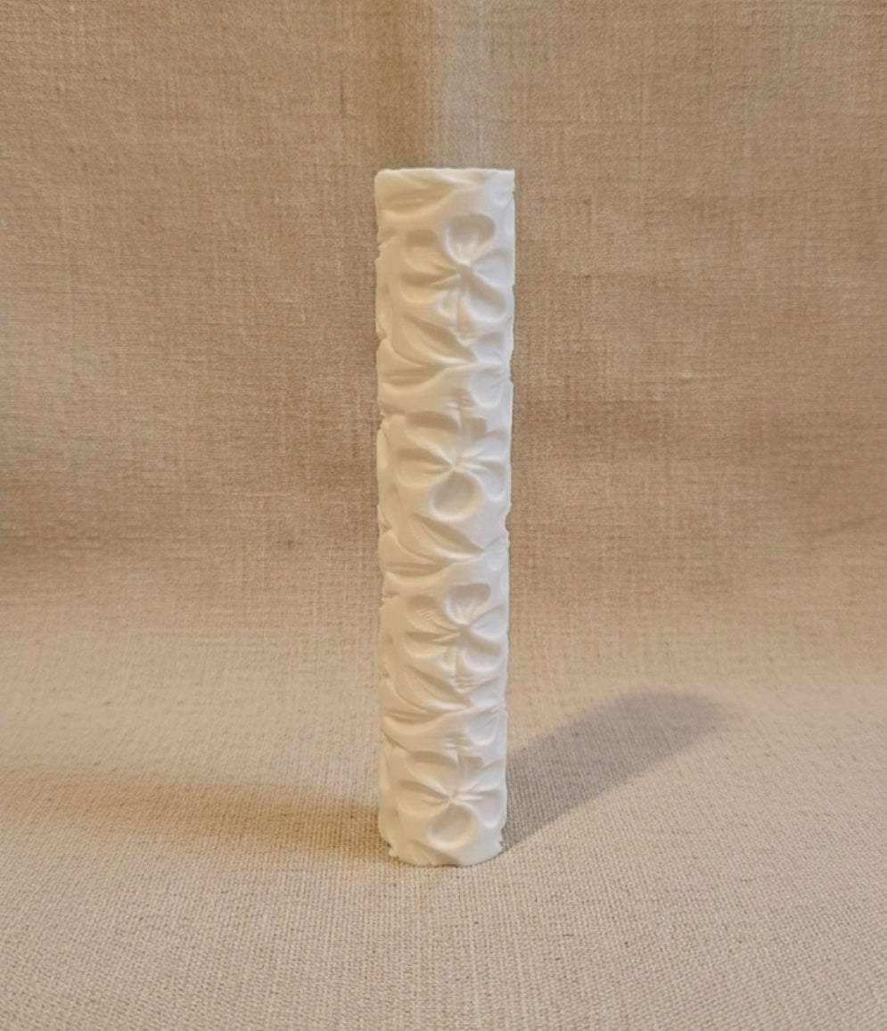 Rouleau texturé fleurs pour pâte polymère – motif floral 10 cm – outil bijoux DIY – fabriqué en France