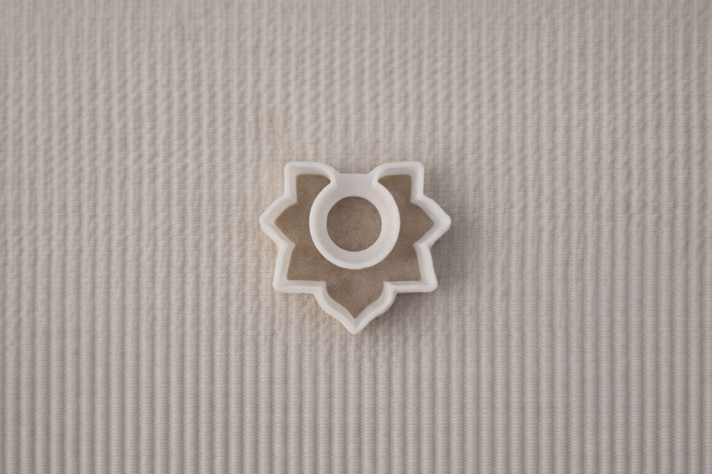 Emporte-pièce pour boucles d’oreilles – DIY bijoux – Fleur ajourée avec centre rond – 1 pièce. EP-15