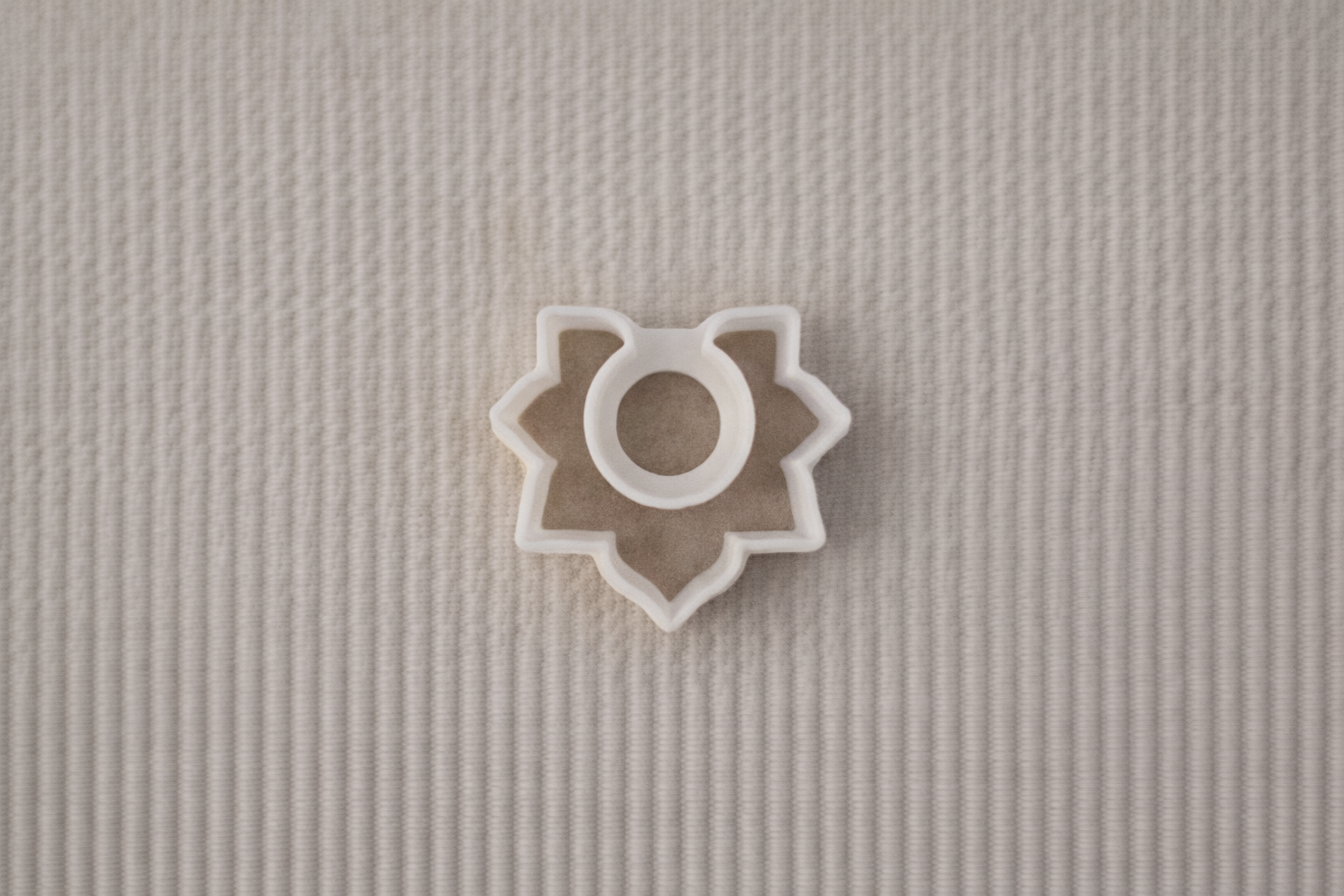 Emporte-pièce pour boucles d’oreilles – DIY bijoux – Fleur ajourée avec centre rond – 1 pièce. EP-15