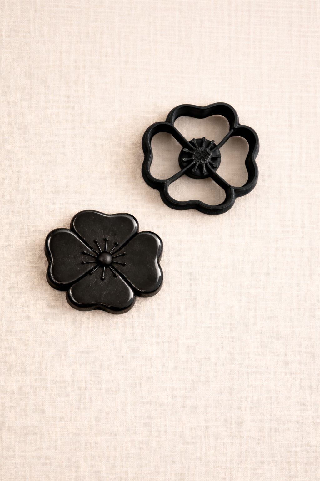 Emporte-pièce fleur ajourée pour bijoux DIY – 8 tailles disponibles de 10 à 45 mm. EP-50