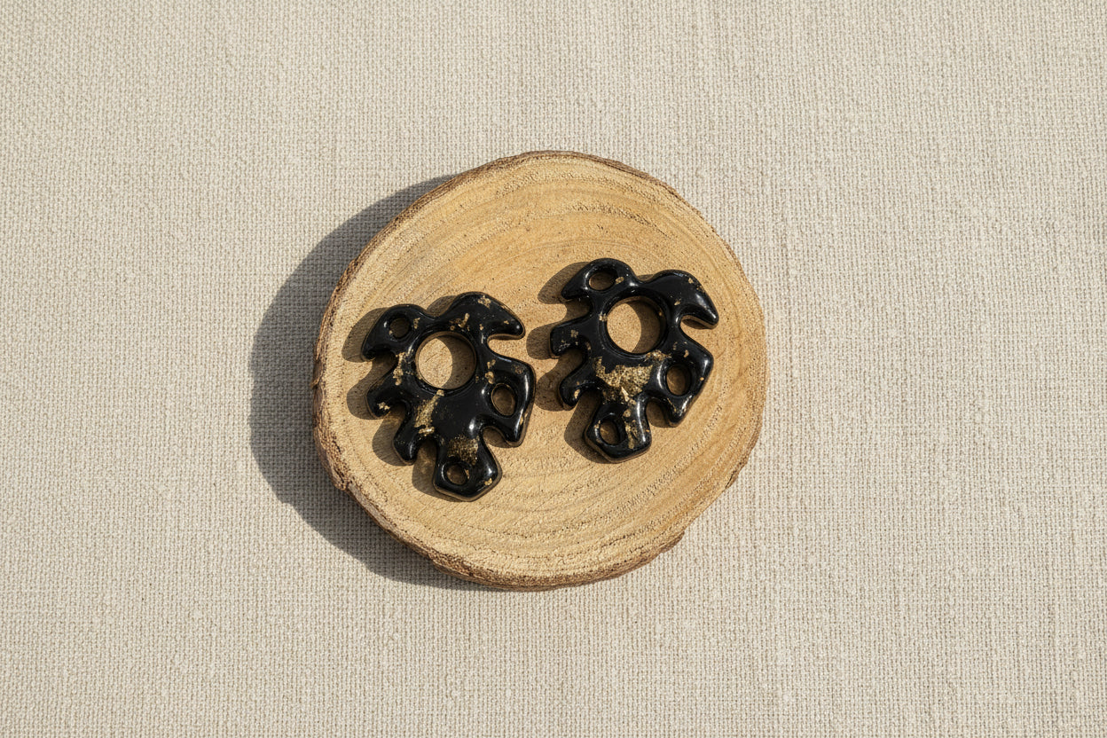 Pampilles monstera noires et feuilles d'or