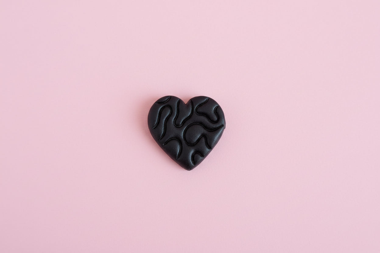 Emporte-pièce cœur ajouré 25 mm – Motif abstrait moderne – Découpe bijoux pâte polymère – Outil DIY – Fabriqué en France. EP-68