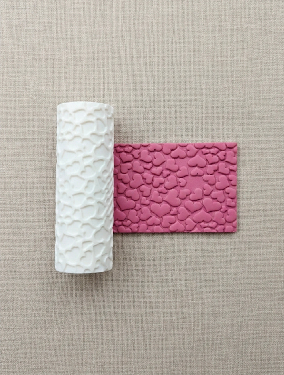 Rouleau texturé cœurs géométriques – 10 cm – Motif moderne pour pâte polymère et bijoux DIY