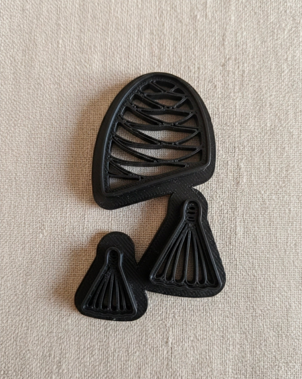 Emporte-pièce pampille graphique ajourée – Bijoux DIY – 4 tailles disponibles 30 à 45 mm