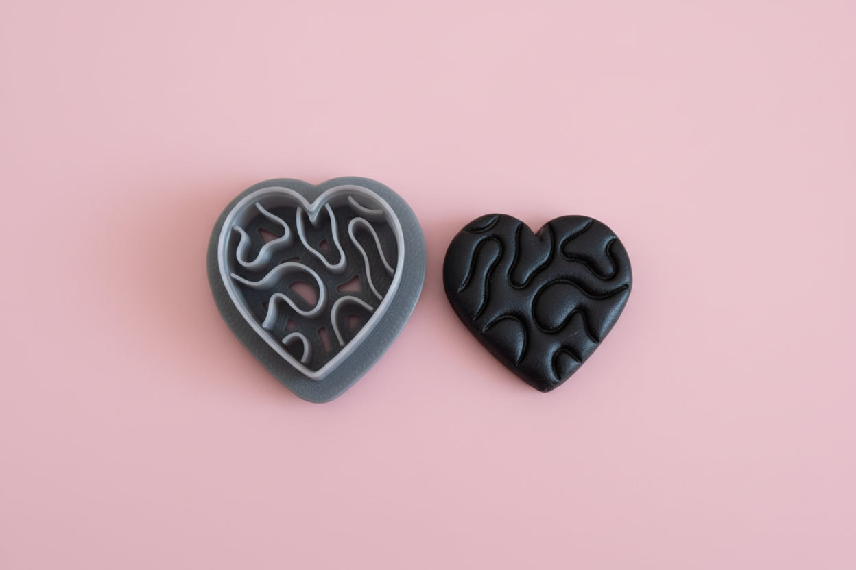 Emporte-pièce cœur ajouré 25 mm – Motif abstrait moderne – Découpe bijoux pâte polymère – Outil DIY – Fabriqué en France. EP-68