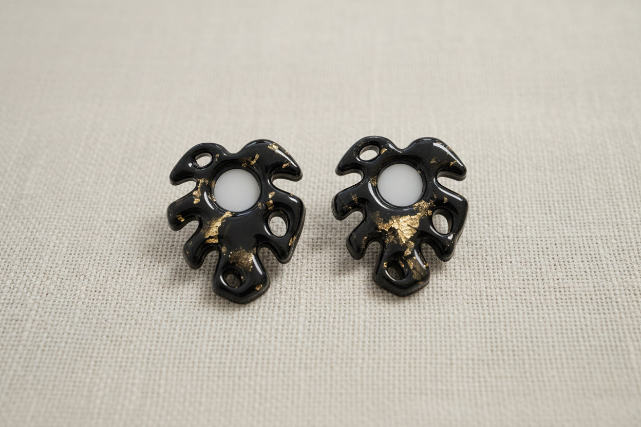 Pampilles monstera noires et feuilles d'or