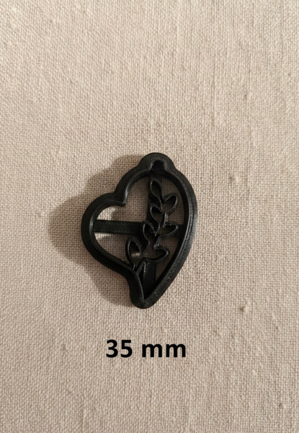Emporte-pièce Cœur asymétrique feuillage 35 mm – Motif végétal – Découpe bijoux pâte polymère – Fabriqué en France. EP-74