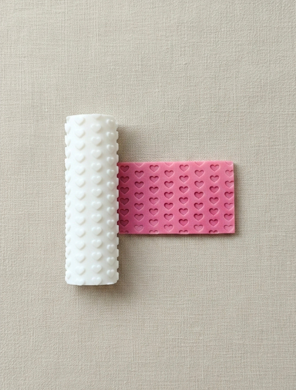Rouleau texturé petits cœurs – 10 cm – Motif romantique pour pâte polymère et bijoux DIY