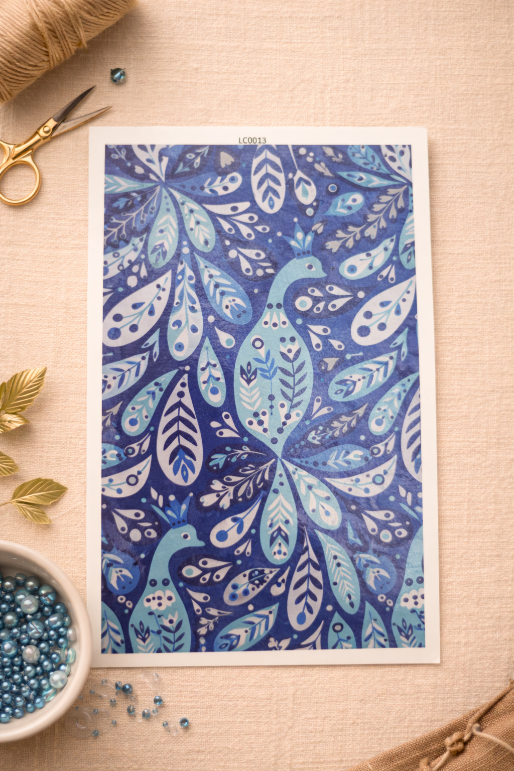 Feuille de transfert motif paon bleu – décor pour pâte polymère et bijoux DIY. TF51