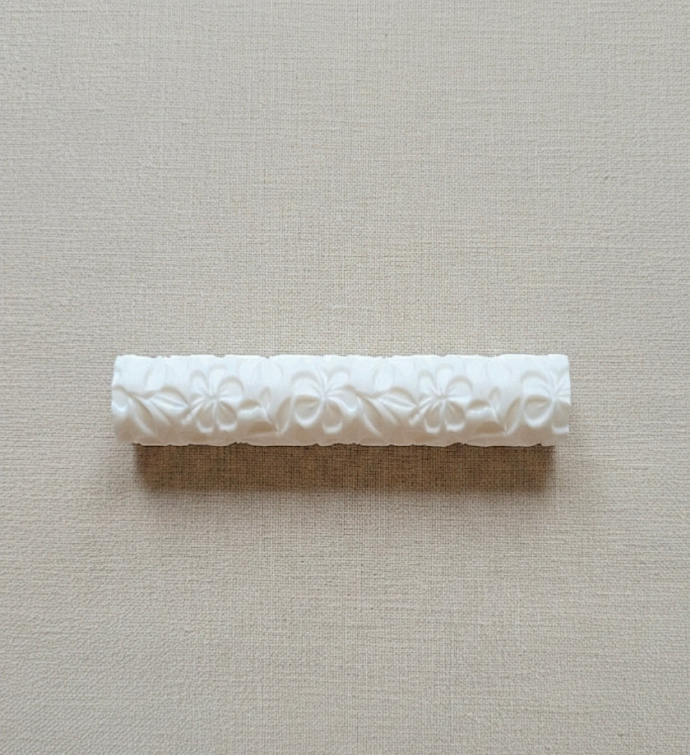 Rouleau texturé fleurs pour pâte polymère – motif floral 10 cm – outil bijoux DIY – fabriqué en France
