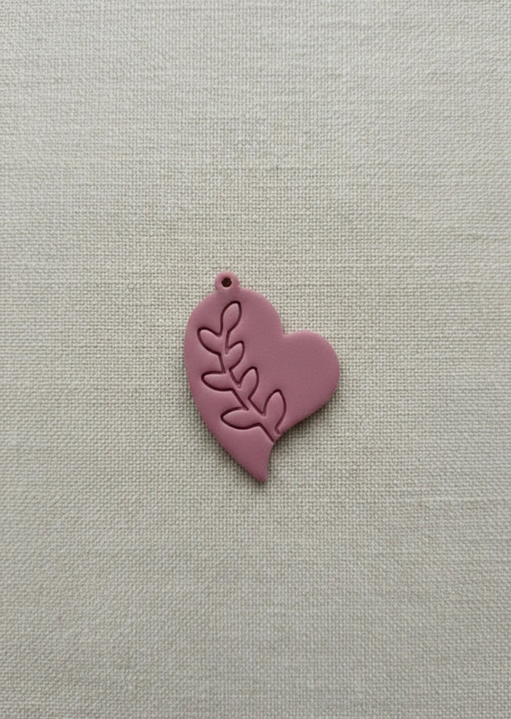Emporte-pièce Cœur asymétrique feuillage 35 mm – Motif végétal – Découpe bijoux pâte polymère – Fabriqué en France. EP-74