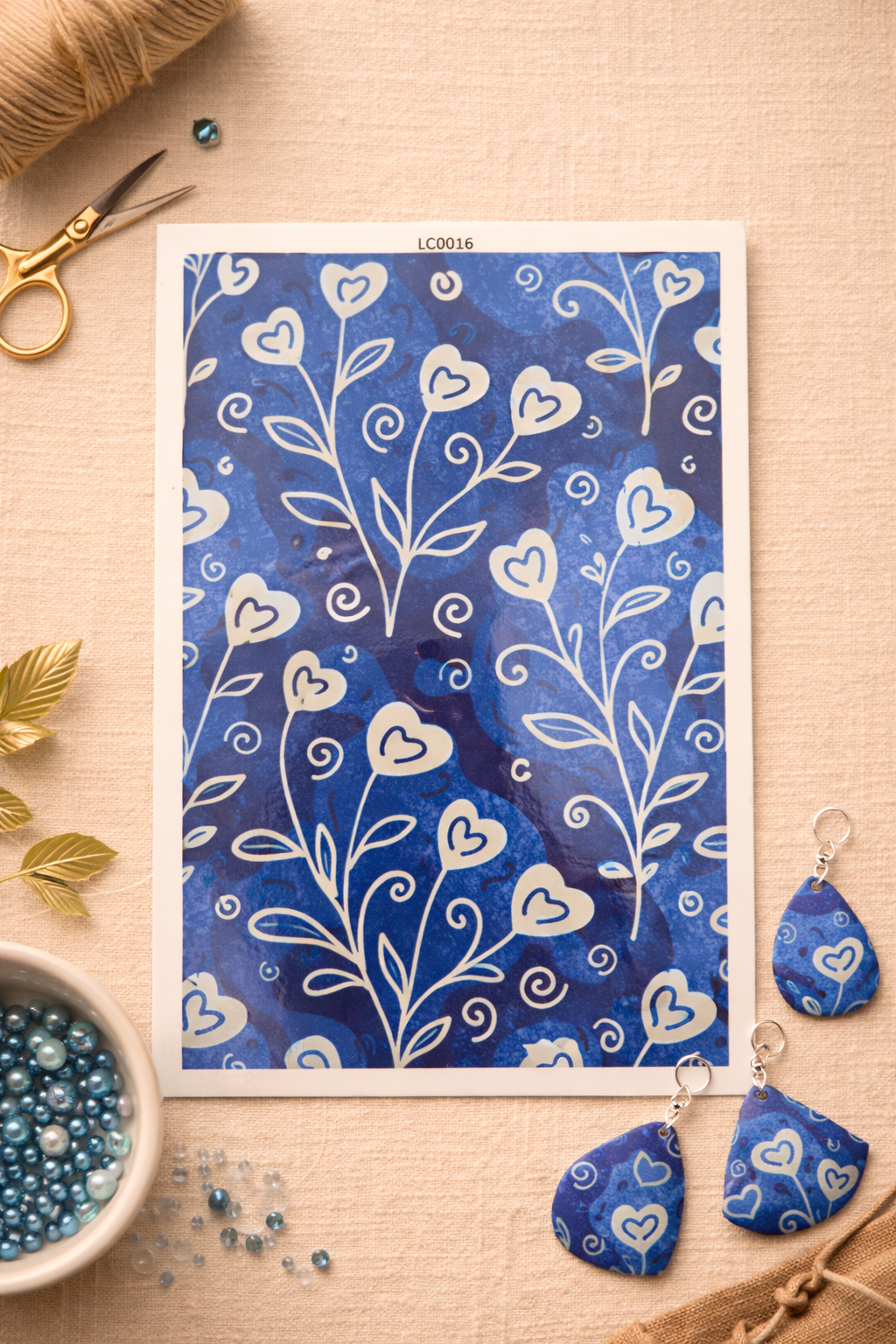 Feuille de transfert motif fleurs cœurs bleus – décor romantique pour pâte polymère et bijoux DIY. TF54