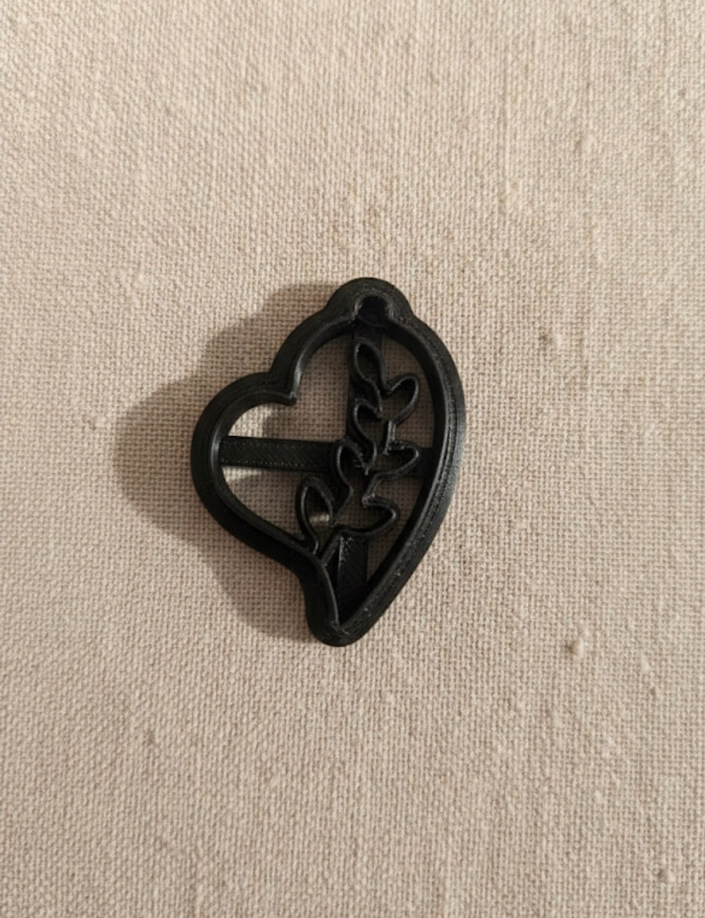 Emporte-pièce Cœur asymétrique feuillage 35 mm – Motif végétal – Découpe bijoux pâte polymère – Fabriqué en France. EP-74