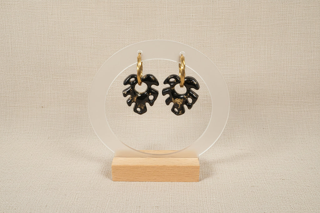 Pampilles monstera noires et feuilles d'or