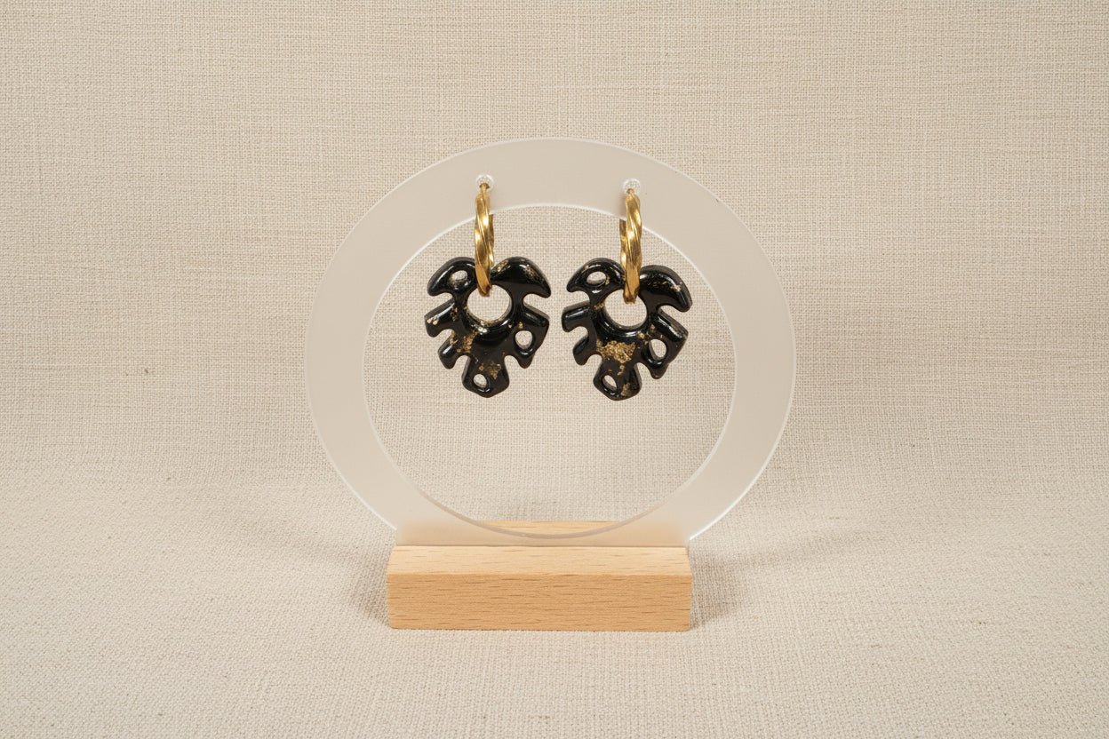 Pampilles monstera noires et feuilles d'or