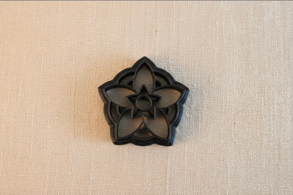 Emporte-pièce pour bijoux – DIY boucles d’oreilles – Fleur graphique ajourée – 3,8 cm