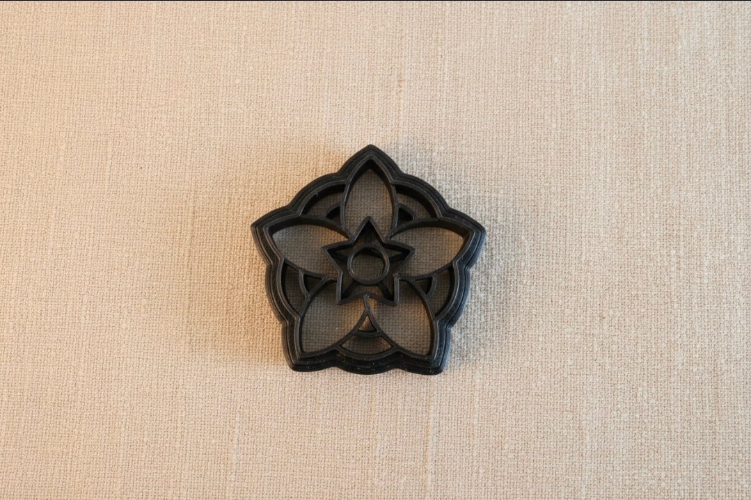 Emporte-pièce pour bijoux – DIY boucles d’oreilles – Fleur graphique ajourée – 3,8 cm