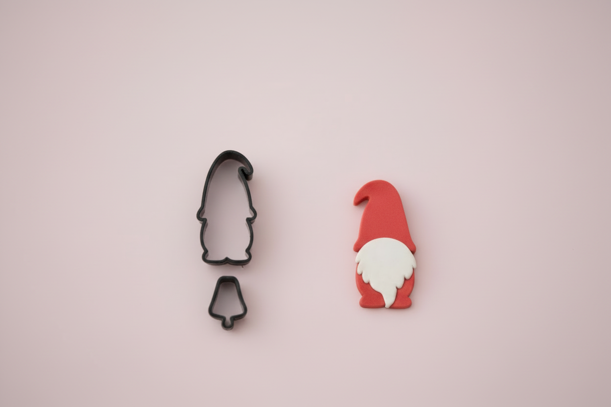 Emporte-pièces gnome de Noël – lot de 2 cutters pâte polymère – bijoux DIY – pampilles gnome – 25 à 55 mm – fabriqué en France. EP-134
