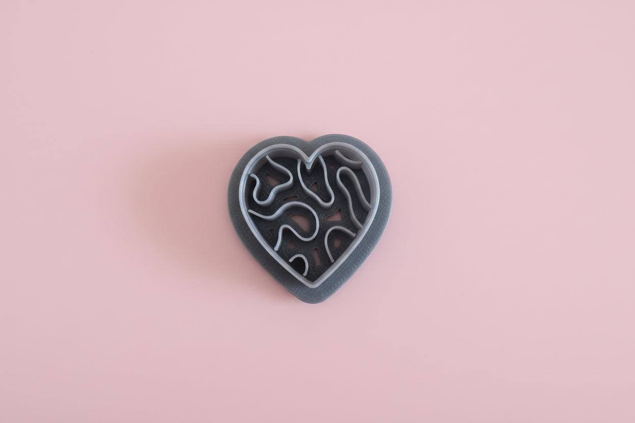 Emporte-pièce cœur ajouré 25 mm – Motif abstrait moderne – Découpe bijoux pâte polymère – Outil DIY – Fabriqué en France. EP-68