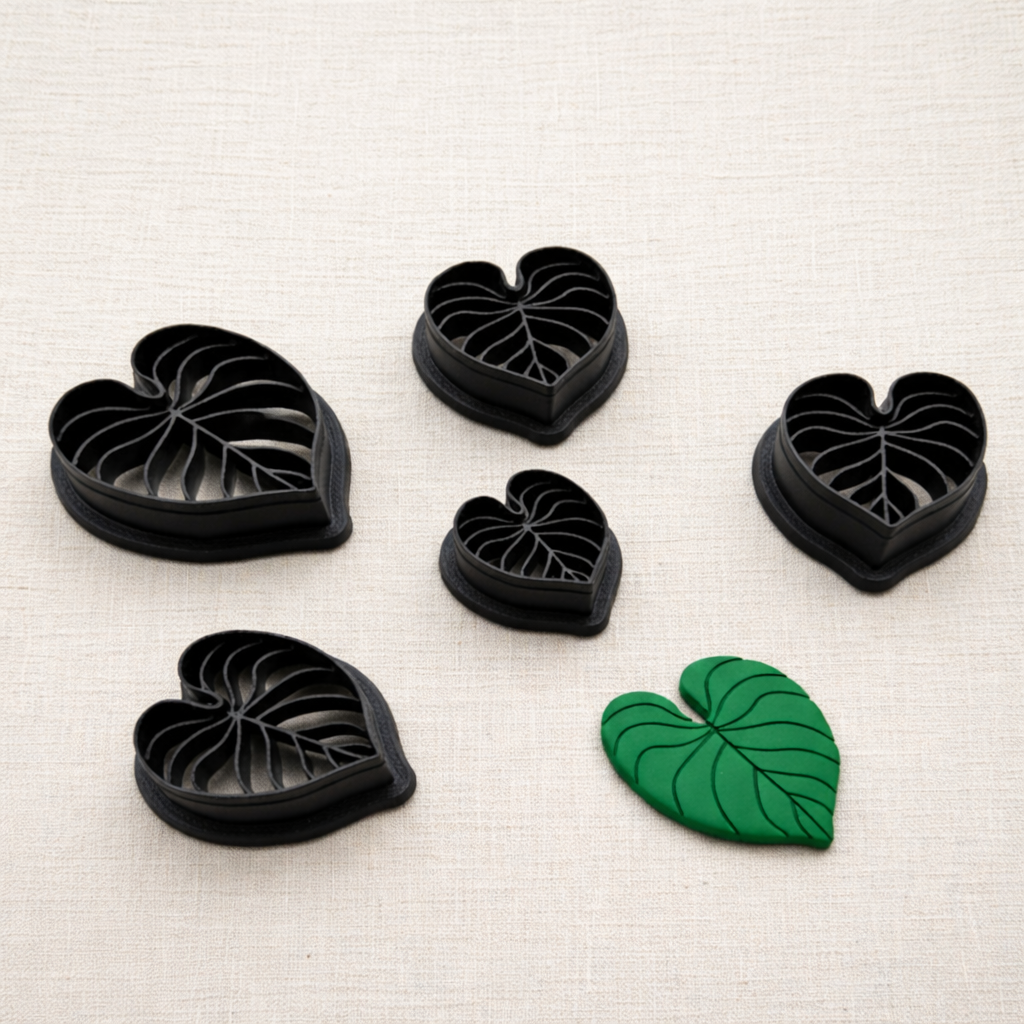 Emporte-pièce feuille cœur Monstera 25 à 45 mm – Découpe bijoux pâte polymère – Outil boucles d’oreilles DIY – Fabriqué en France. EP-62