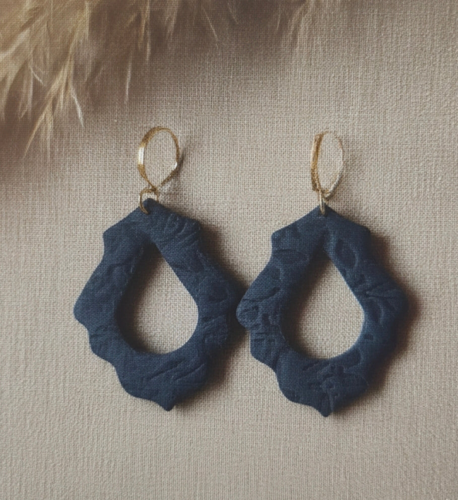 Emporte-pièce pour boucles d’oreilles – Goutte ajourée contour ondulé – DIY argile polymère