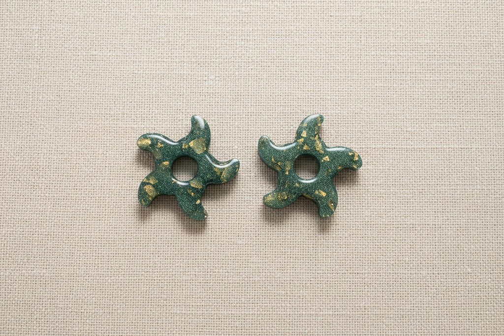 Étoile verte et feuille d'or