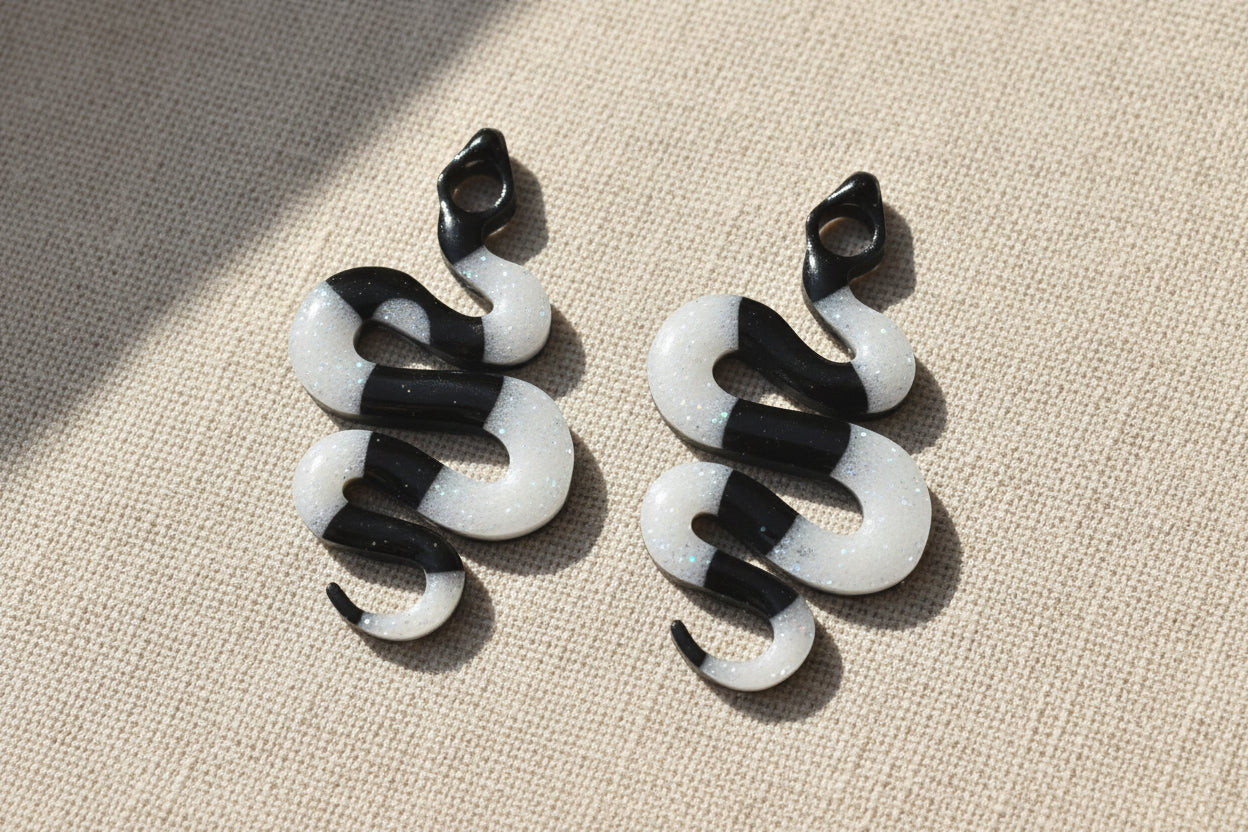 Boucles d’oreilles Serpent Noir & Blanc Pailleté