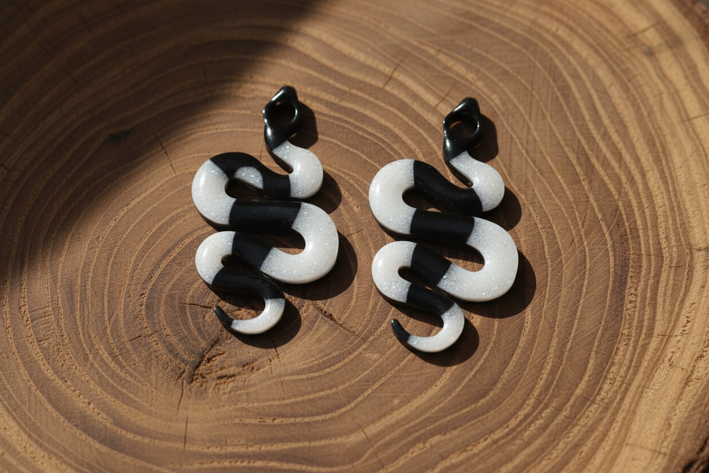 Boucles d’oreilles Serpent Noir & Blanc Pailleté
